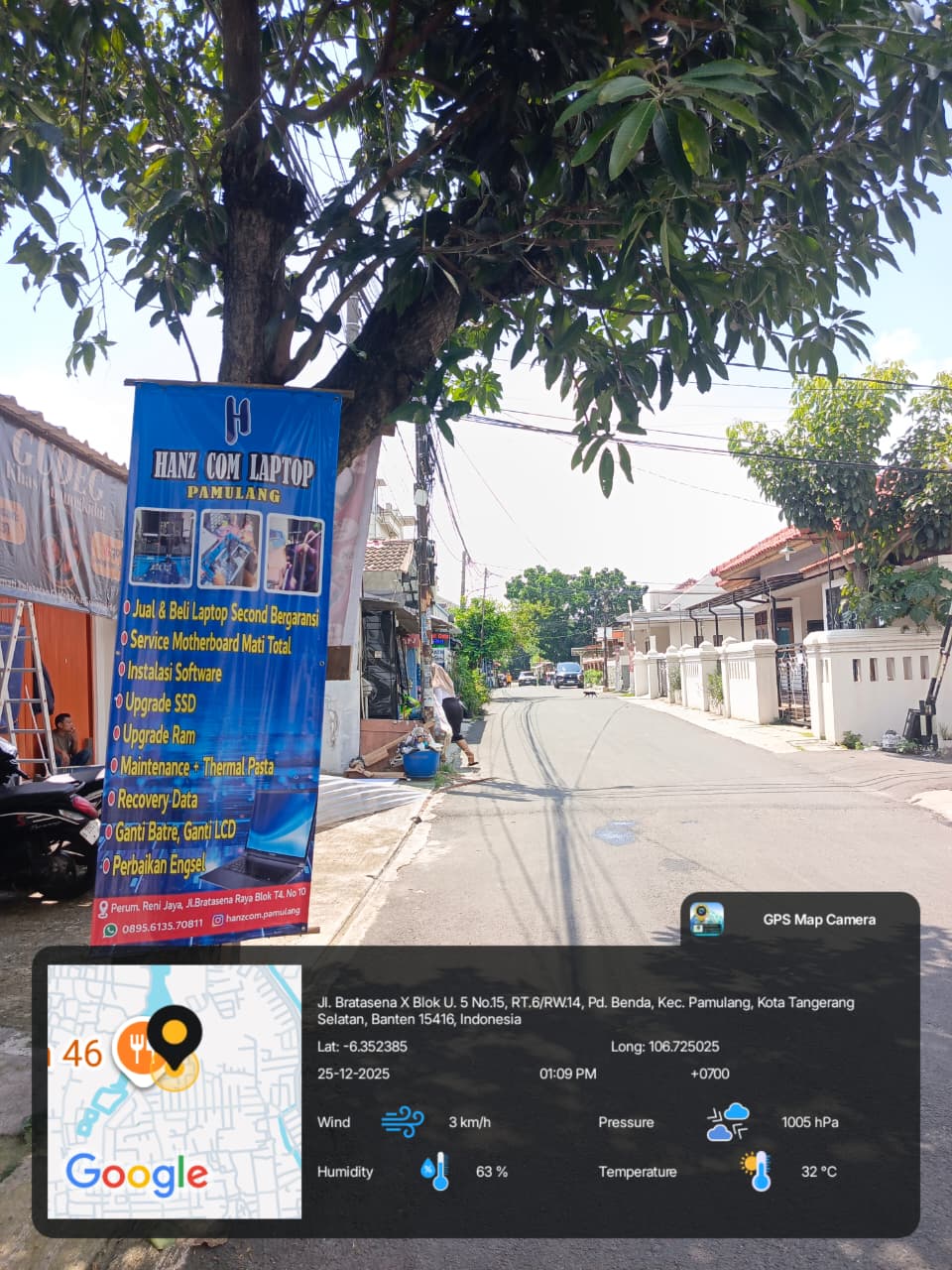 Lokasi Hanz Com Laptop Pamulang di pinggir jalan perumahan, terlihat banner layanan service laptop, upgrade SSD RAM, dan jual beli laptop bekas area Pamulang, Tangerang Selata