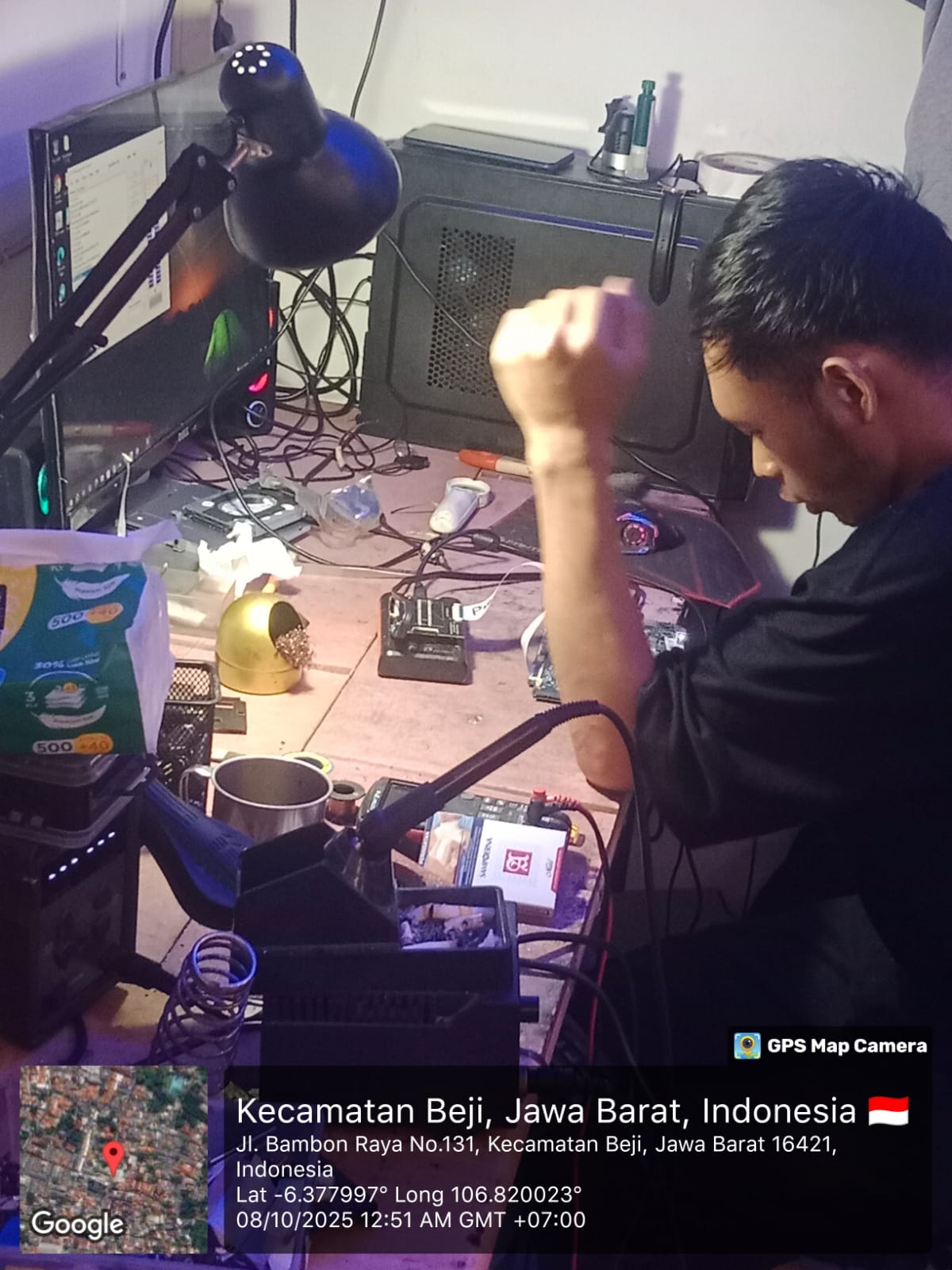Teknisi Hanz Com Laptop dalam Melakukan perbaikan motherboard Laptop